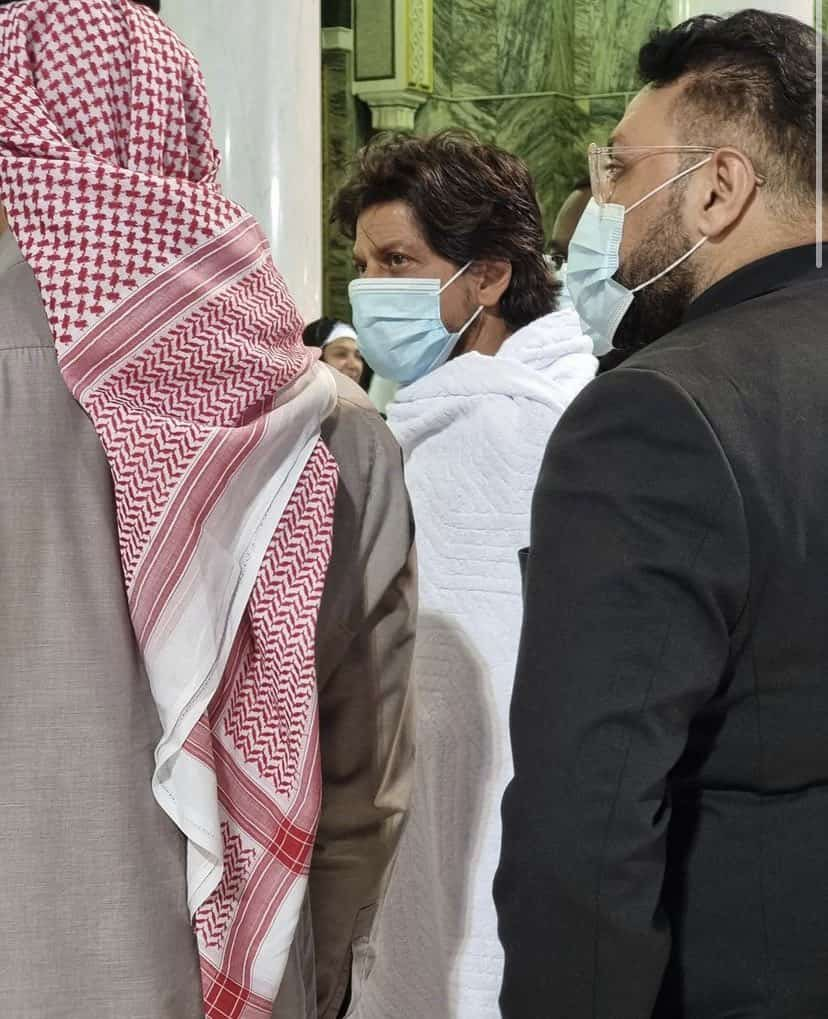 Shah Rukh Khan Performs Umrah: Fans Shower Him with Love